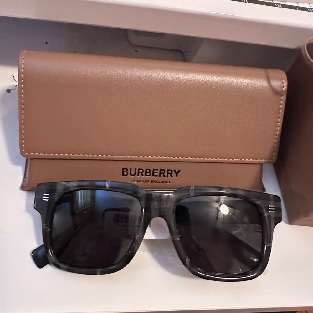 Burberry sunglasses grey color NIB size 58